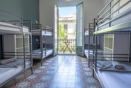 Bed in 8-Bed Mixed Dormitory Room with Shared Bathroom