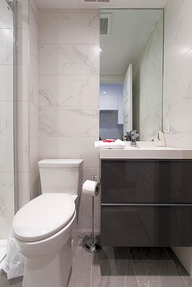 Studio Palms Steps from JeanTalon Market Full Bath by Den Stays