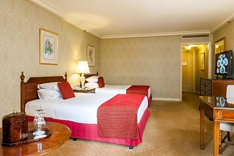Staycation - Deluxe Twin Room with Breakfast, Parking and Bottle of Wine
