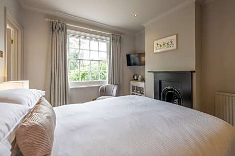 Deluxe-King-Ensuite-Countryside view-2