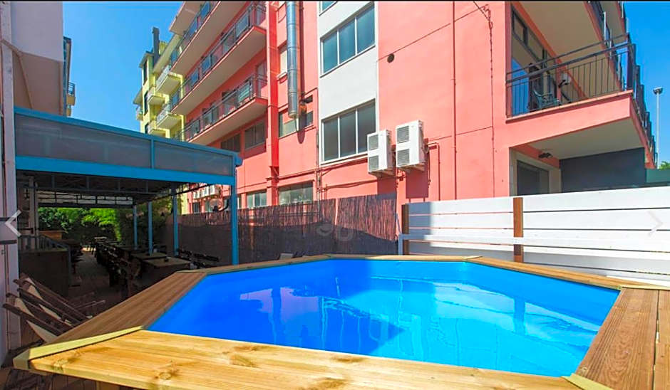 Sunflower Beach Backpacker Hostel & Bar