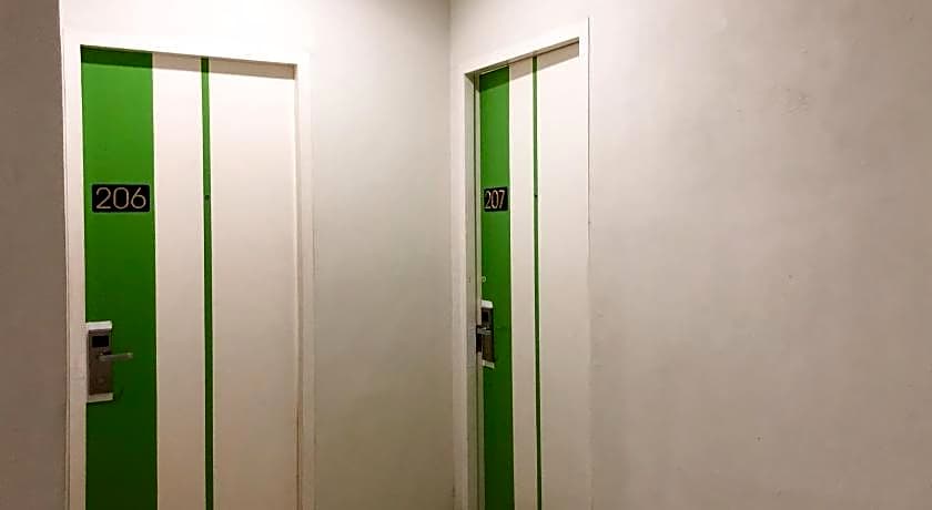 RedDoorz near Pantai Pede