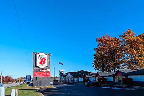 Super 8 by Wyndham Gananoque - Country Squire Resort