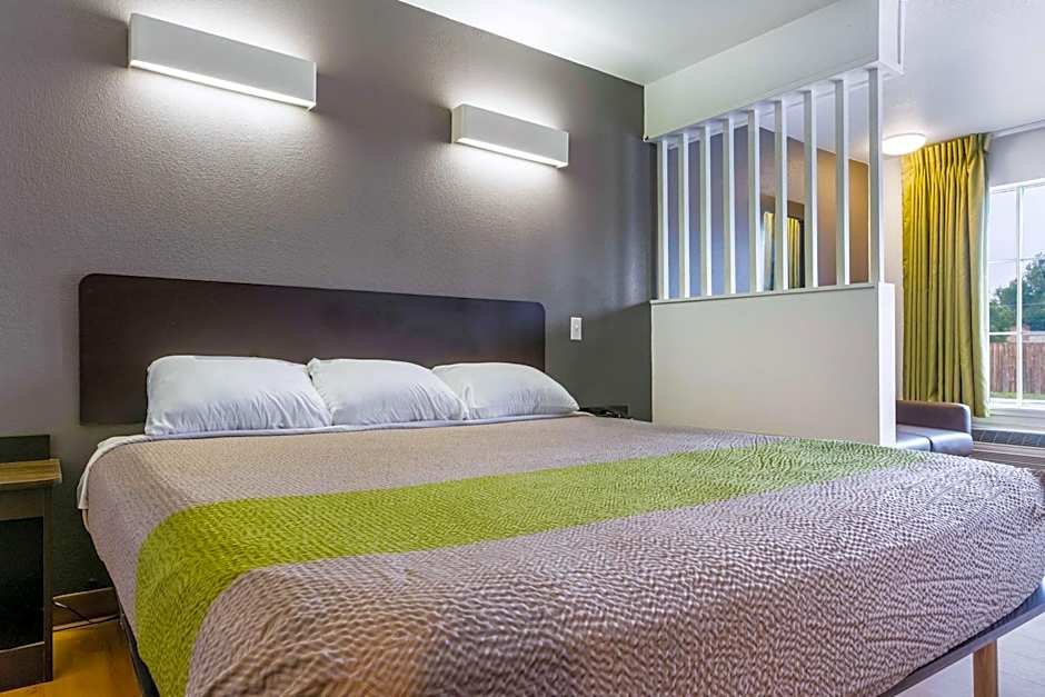 Studio 6-Alexandria, LA