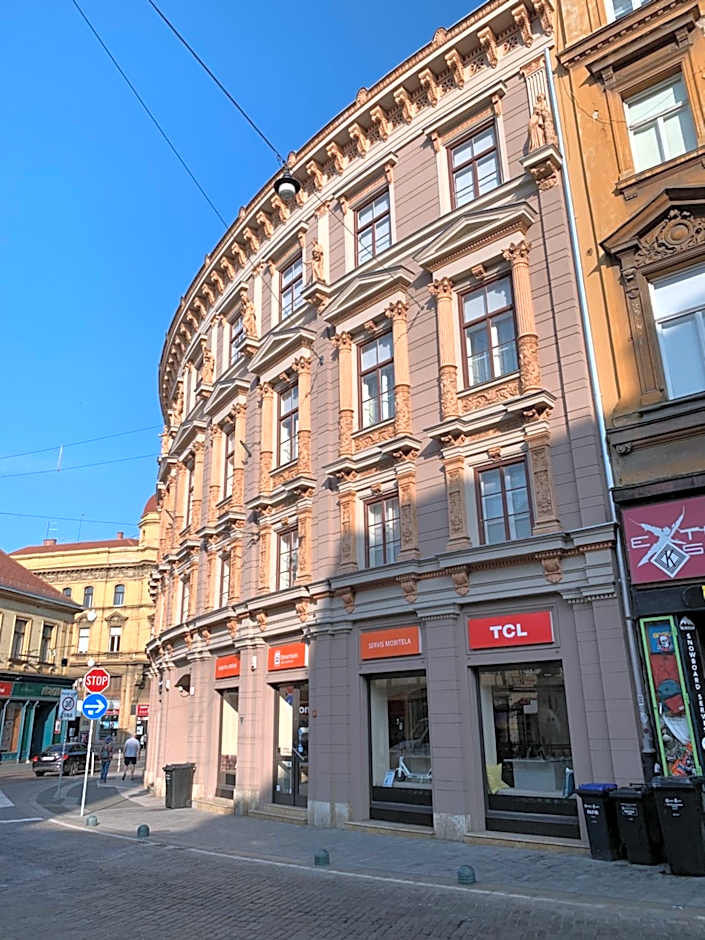 Lovecroatia Zagreb-'Paxnest' HOSTEL, No party! Cozy and quiet! Separated Men and women's Dormitory and Shower room! Indoor shoes provided! Lower beds with curtains for privacy! Maximum 4-5 beds per room! Fully prepared bed sheets! Have Laundry shop