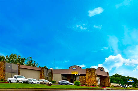 Days Inn by Wyndham Southern Hills/ORU