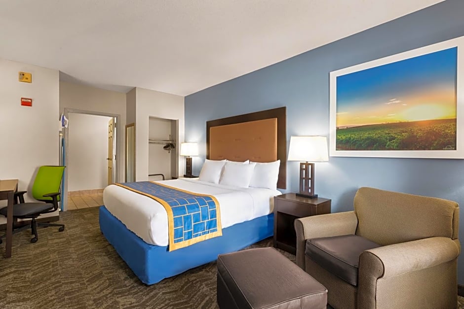 Days Inn & Suites by Wyndham Savannah Midtown
