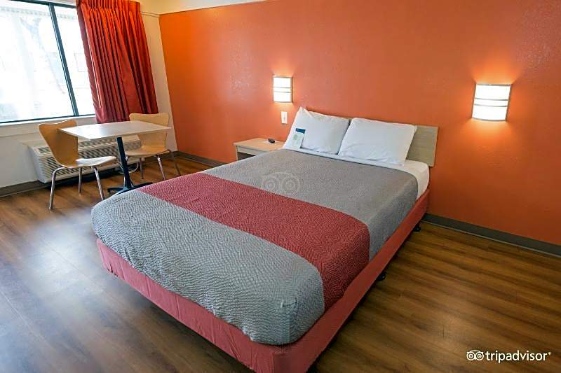 Super 8 by Wyndham Asheville/Biltmore