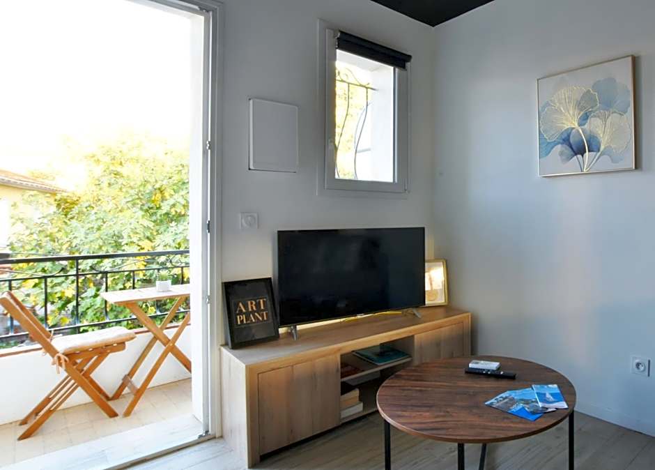 centre ville grand studio neuf climatisé +balcon