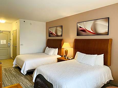 2 QUEEN MOBILITY/HEARING ACCESSIBLE RI SHWR