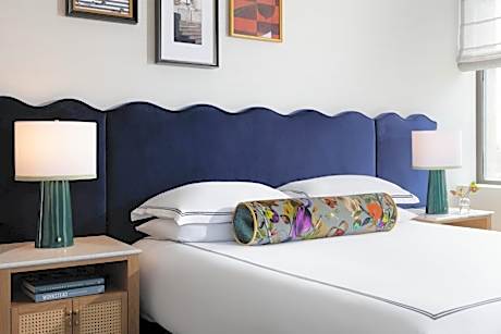 Premium King Room with Communications and Mobility Accessible Tub