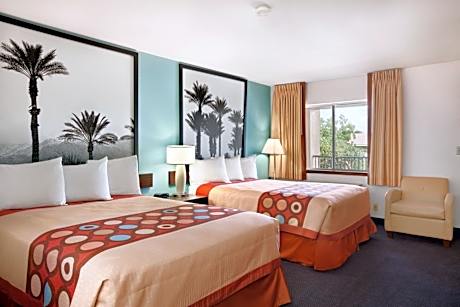 2 Queen Beds - Non-Smoking (Upper Floor)