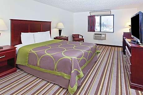 1 Queen Bed Smoking