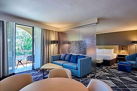 1 King Jr Suite Mob/Hear Acc Tub