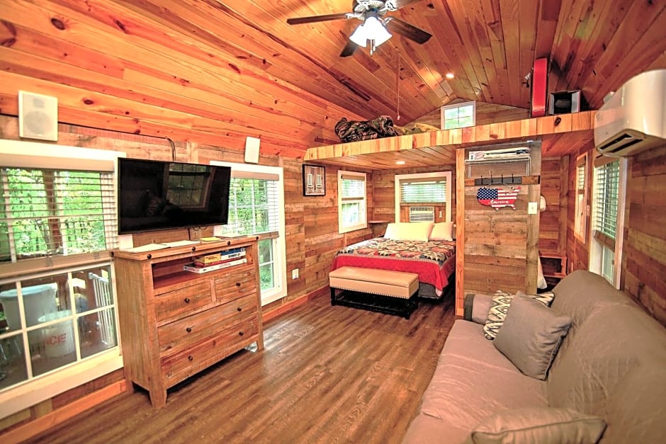 The Americana - Parker Creek Bend Cabins