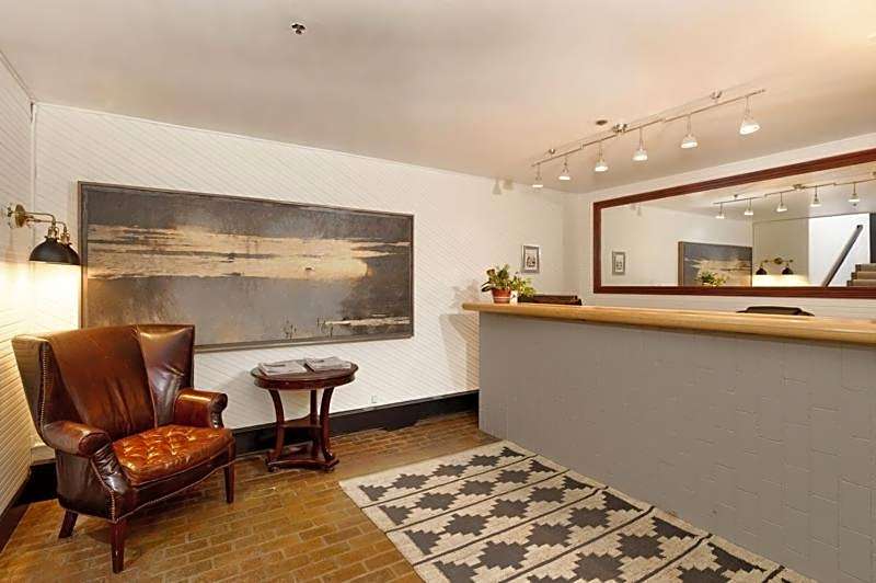 Independence Square 308, Top Floor Hotel Room with Ideal Downtown Location