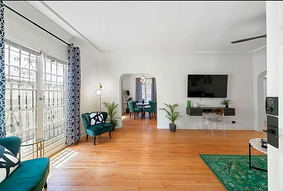Cozy Retreat near Beverly Hills Parking, Laundry, Parking