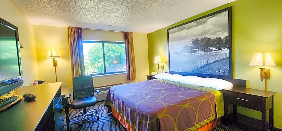 Super 8 by Wyndham Newton