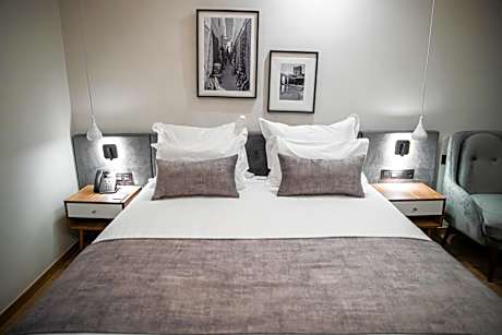 Deluxe Room Partial Sea View