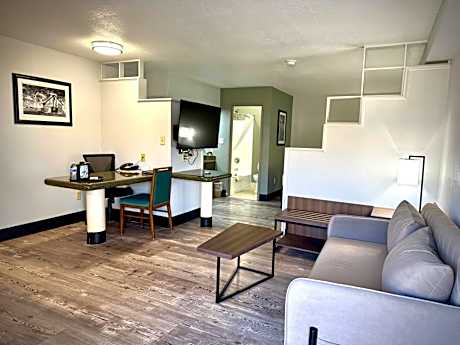 King Suite- Non-Smoking