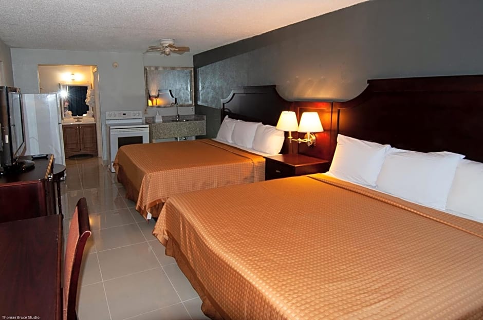 Express Inn & Suites - 5 Miles from St Petersburg Clearwater Airport