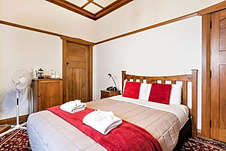 Lodge Queen Room with Spa Bath