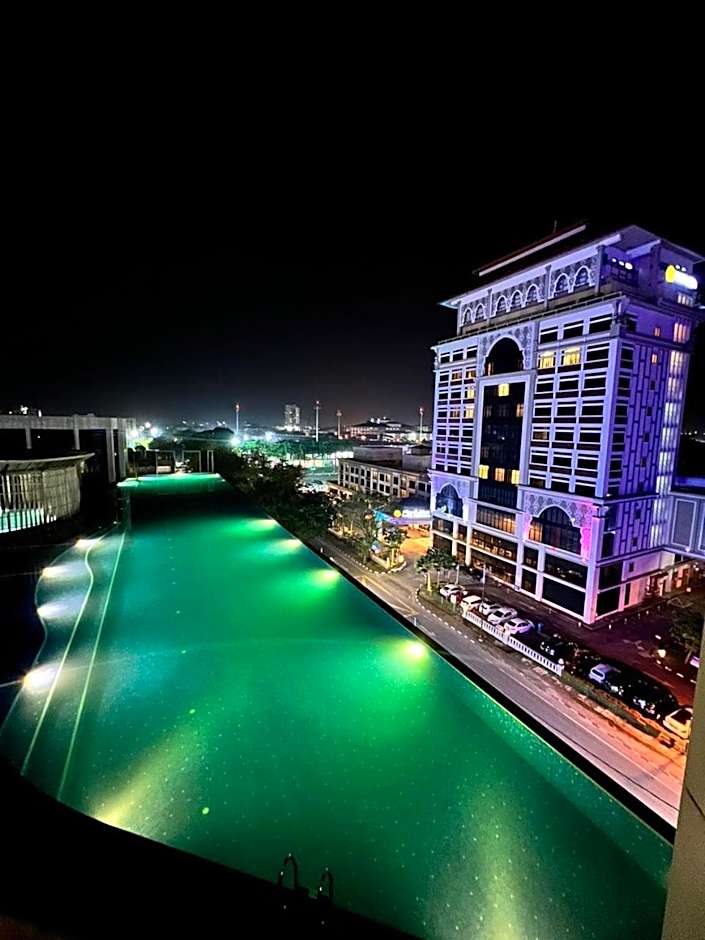 Zulanie Suite Troika Residence, SPACIOUS AND COZY WITH POOL, Free Wifi & Netflix in Golden Triangle of Kota Bharu