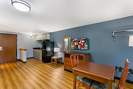 Studio with One King Bed/Stove-Top - Smoking