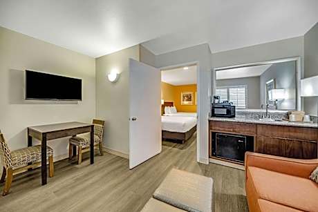 Queen Suite with Two Queen Beds and Whirlpool - Non Smoking