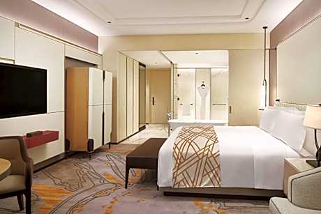 Deluxe King Room with Courtyard View