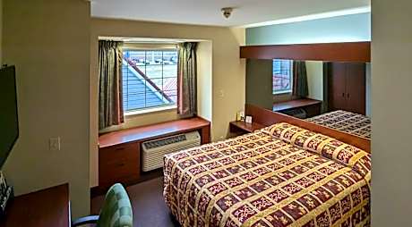 1 Queen Bed Nonsmoking Accessible