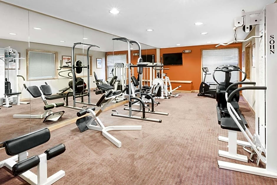 Days Inn & Suites by Wyndham Kalamazoo – Kalamazoo, MI