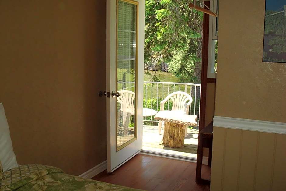 Boathouse Country Inn