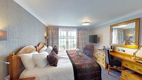 Hazel Twin or Double Lake view room with Balcony