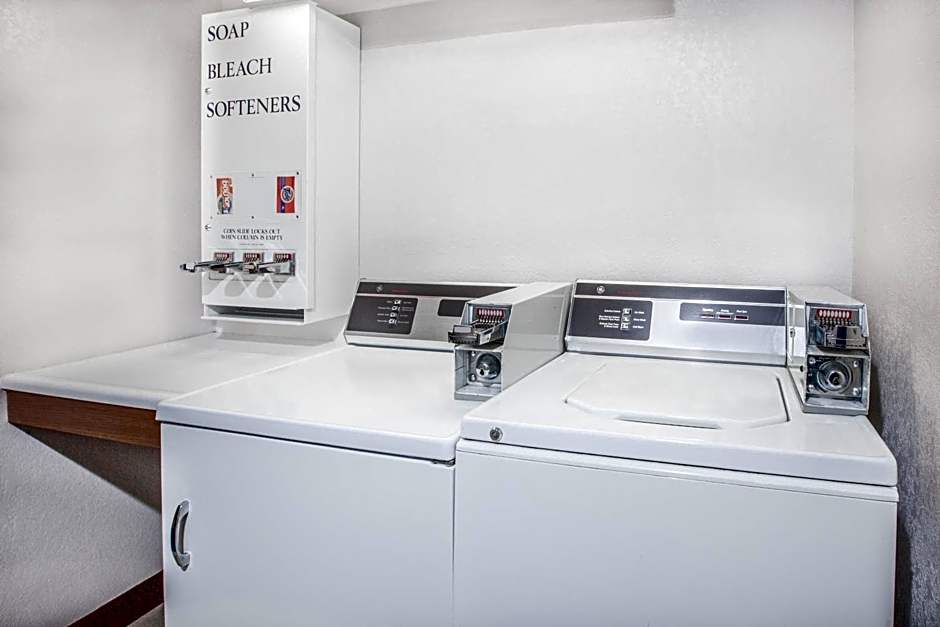 Super 8 by Wyndham Houghton Lake