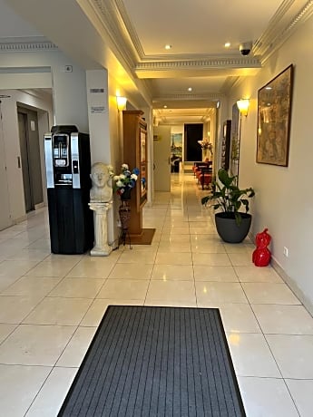 121 Paris Hotel
