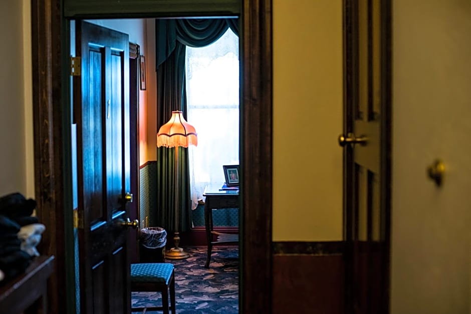 Red Garter Inn