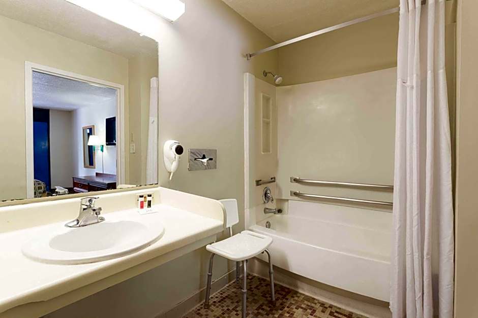 Travelodge by Wyndham Savannah Area/Richmond Hill