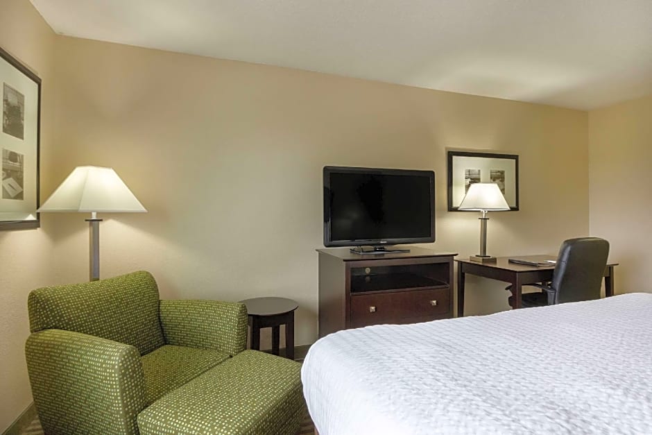 Clarion Hotel Beachwood-Cleveland