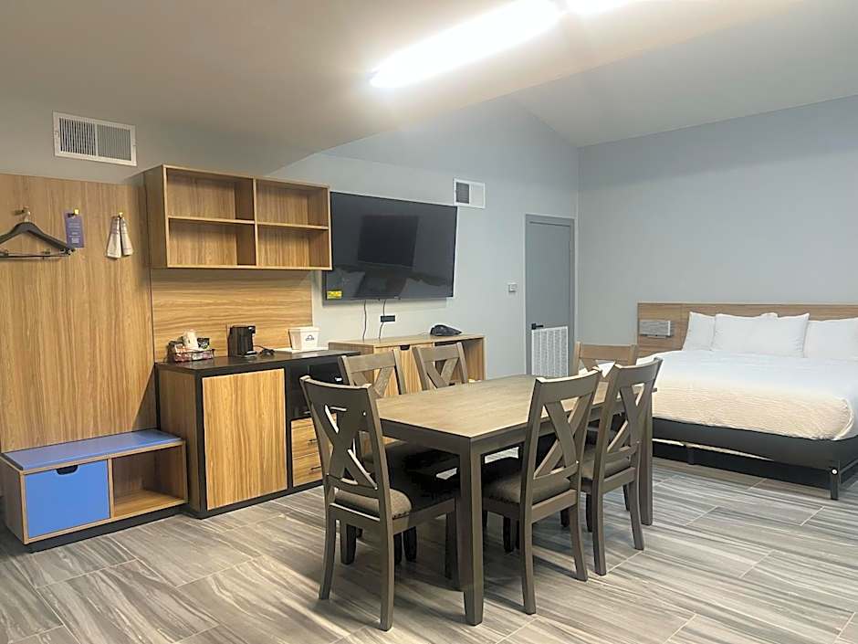 Days Inn & Suites by Wyndham Texas City