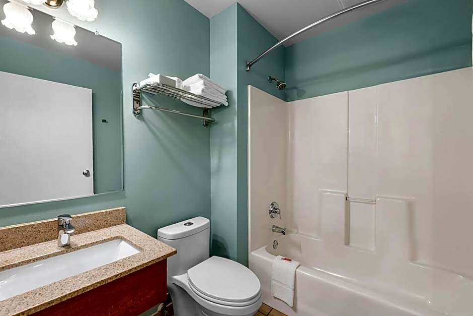 Econo Lodge Inn & Suites Eau Claire South