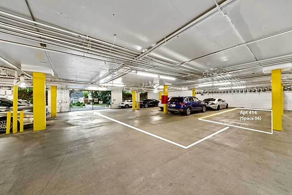 Beverly Hills 2 bed 2 bath Penthouse with Den and Parking 414