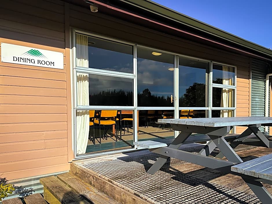 The Crossing Lodge & Backpackers