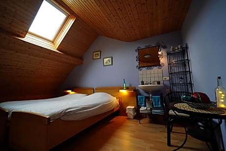 Standard Twin Room with Shared Bathroom