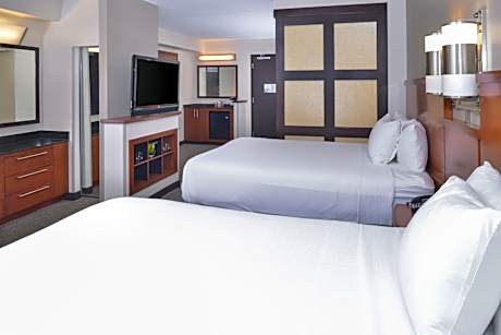 Queen Room with Two Queen Beds and Sofa Bed - High Floor