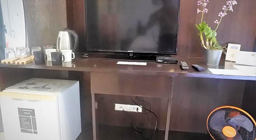 HI Karon Beach Hotel