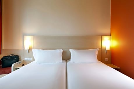 Family Room with 1 queen bed and 2 single beds