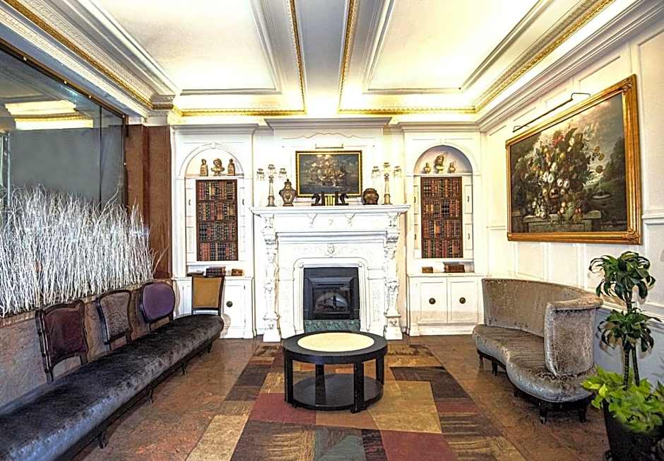 Night Hotel Broadway