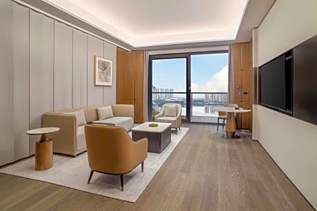 Executive Suite with Lake View - Club Level