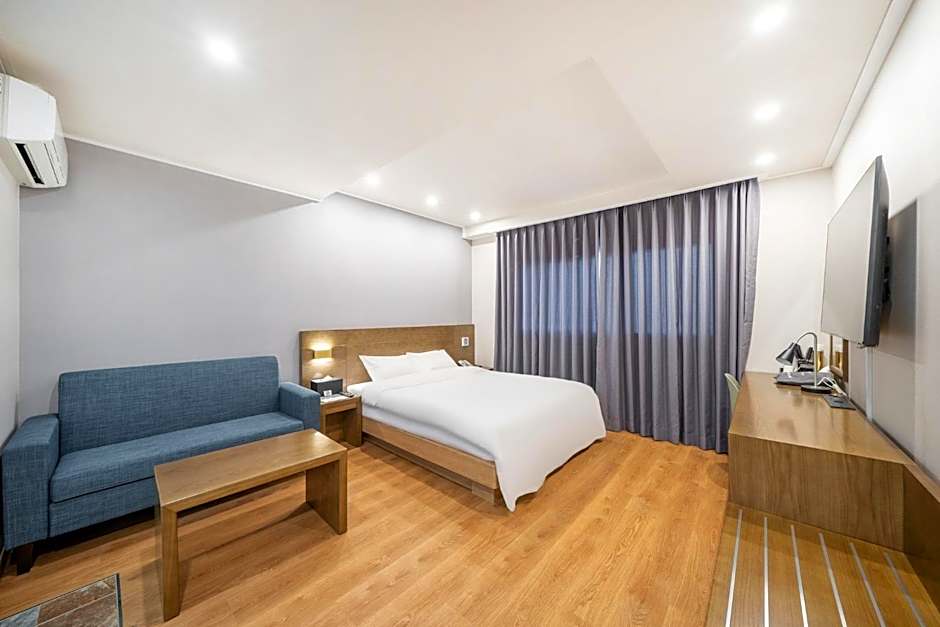 The 7 Business Hotel